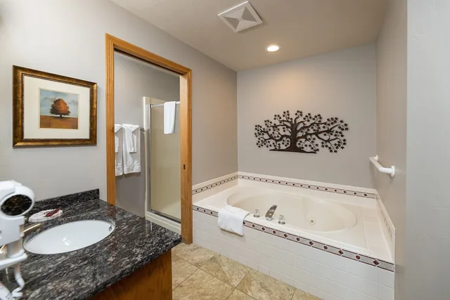 غرفة قياسية بسرير كينج بغرفة نوم واحدة، Newport Resort 7/7