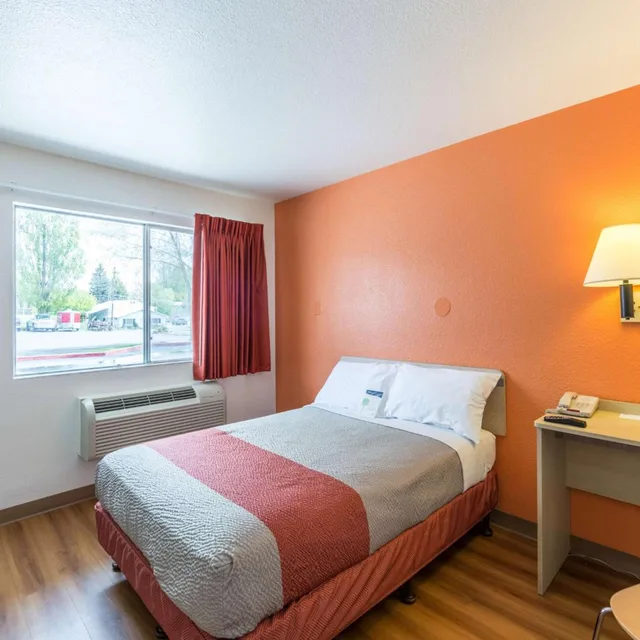 1 Full Bed ADA/Tub، Motel6 Klamath Falls, OR 8/10