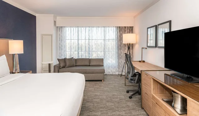 غرفة تنفيذية بسرير كينج مع دخول الصالة، Hilton Columbus Polaris 2/5