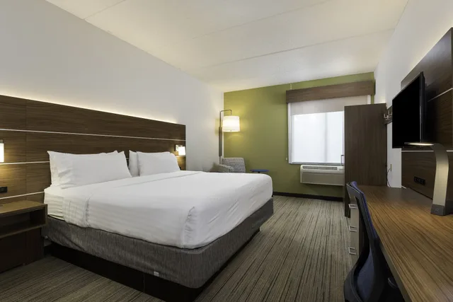 Standard, King Bed, Holiday Inn Express And Suites Charlotte Airport Belmont An Ihg Hotel 2/5