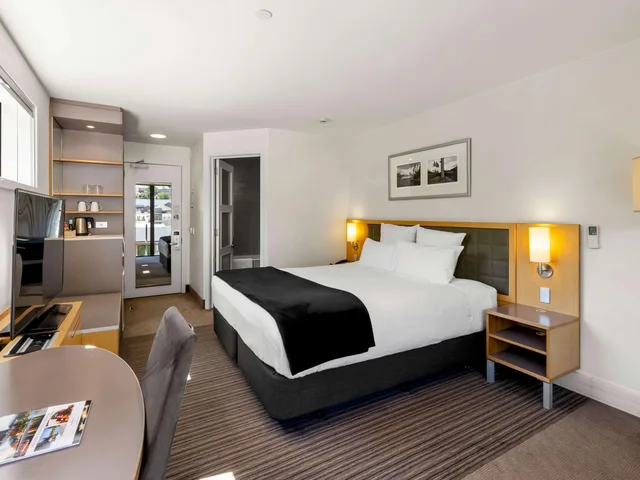 Alpine, Standard, King Bed, with View، NOVOTEL QUEENSTOWN LAKESIDE 1/8
