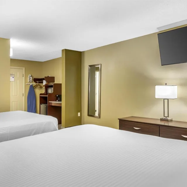 غرفة بسرير كوين بحوض استحمام لذوي الإعاقة، Best Western Plaza Inn 6/8