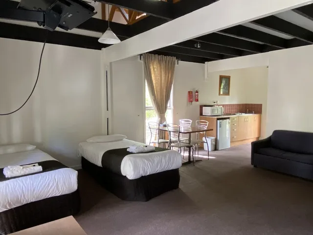 2 Bedrooms, Loft, 1 Queen and 3 Single Beds, Jetted Tub, The Hahndorf Old Mill Motel 1/3