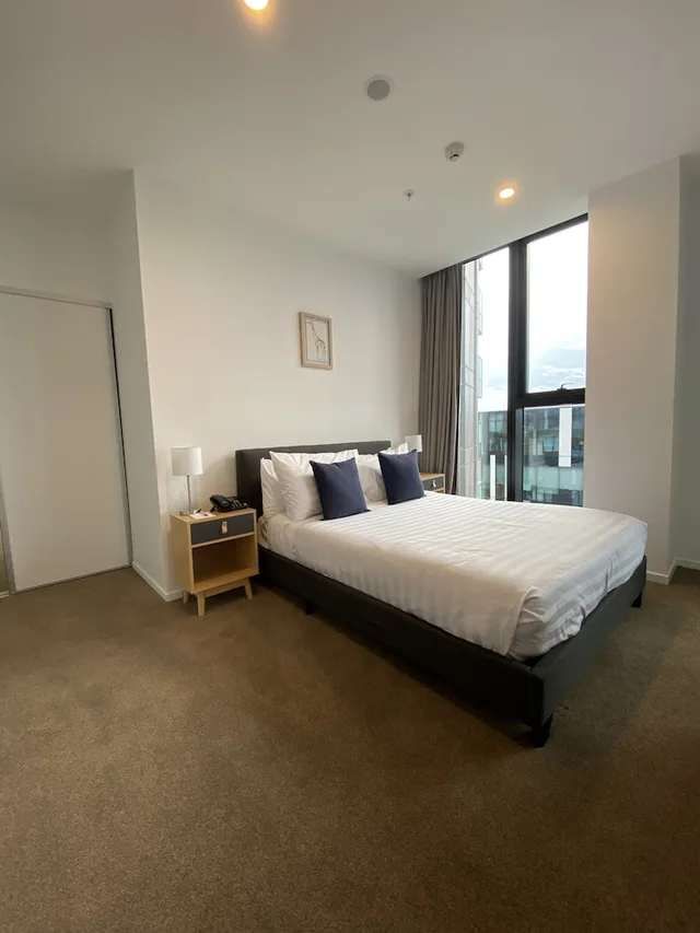 استوديو تنفيذي بسرير كينج، Ramada Suites By Wyndham Victoria Street West 1/8
