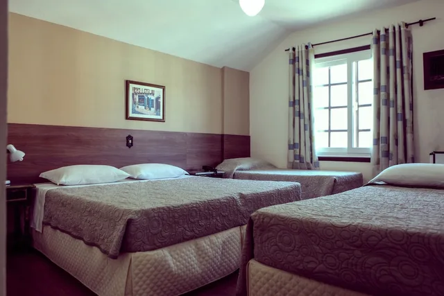 غرفة فاخرة رباعية بسرير مزدوج وسريرين منفصلين، HOTEL BLUMENHOF 1/3