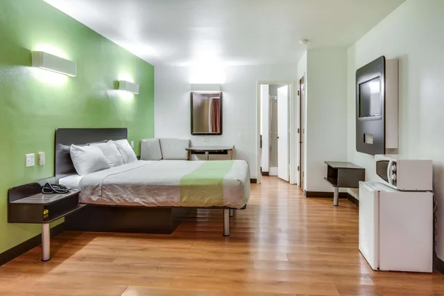 1 King Bed - Mobil Access Tub Nsmk Micfridg، Motel6 Longview Tx North 2/5