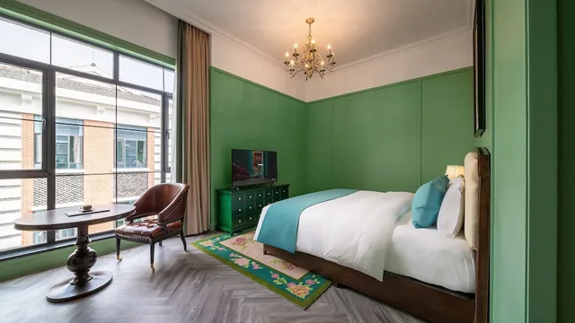 غرفة قياسية بسرير كينج بإطلالة على الفناء، Hotel Indigo Heilong Lake 1/9