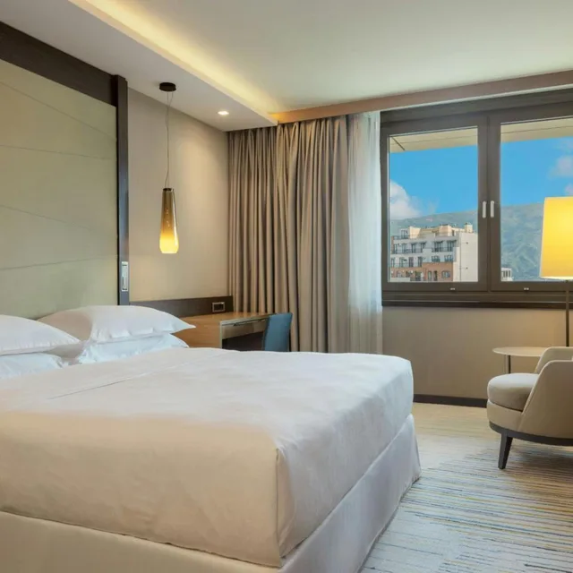 غرفة ديلوكس بسرير كينج بإطلالة على المدينة بشرفة، Sheraton Grand Tbilisi Metechi Palace 2/6