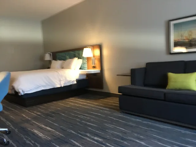 Room, King Bed, Sofa, Hampton Inn Old Bridge 1/4