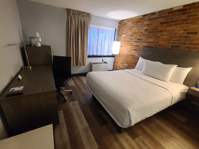 Deluxe, King Bed, Travelodge by Wyndham Barrie on Bayfield 3/3