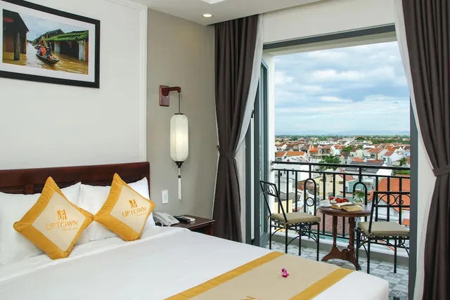 غرفة ديلوكس بسرير كينج بإطلالة على المدينة بشرفة، Uptown Hotel 1/3