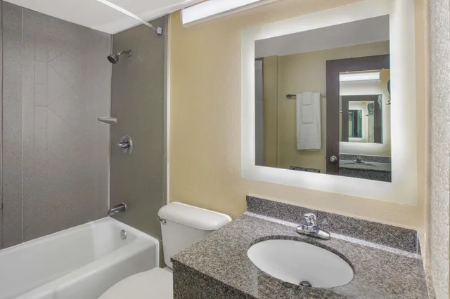 غرفة قياسية بسرير كينج، Howard Johnson by Wyndham Oklahoma City Airport/ Fairgrounds 2/2