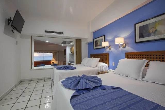جناح بسريرين مزدوجين بإطلالة على البحر بمطبخ صغير، Costa De Oro Beach Hotel 1/7