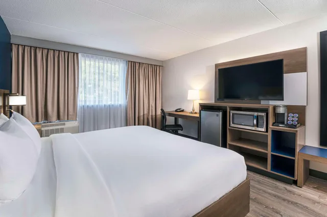 غرفة بسرير مزدوج، Comfort Suites Kingston Central 2/4