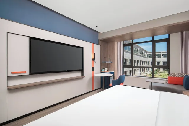 غرفة قياسية بسرير كينج بإطلالة على الحديقة، Holiday Inn Express Chongqing Tongliang 2/5