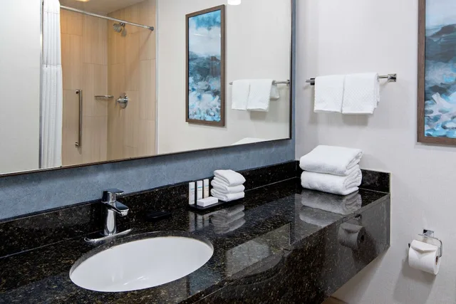 2 Bedrooms, Suite, 1 King and 2 Double Beds, 2 Bathrooms، Embassy Suites by Hilton Monterey Bay Seaside 3/4