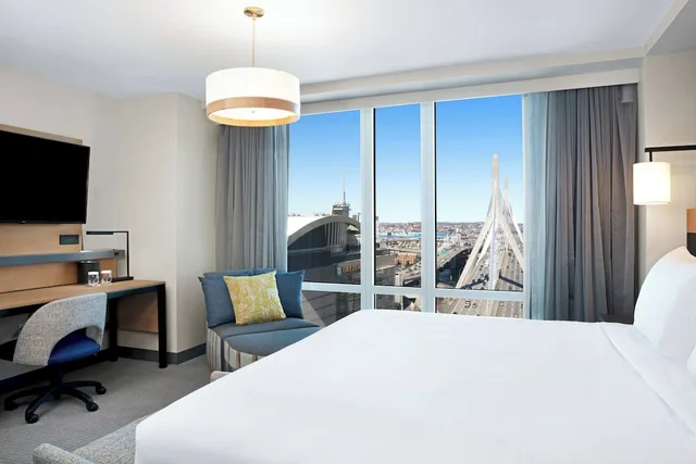 غرفة بسرير كينج لذوي الإعاقة، Courtyard by Marriott Boston Downtown/North Station 2/4