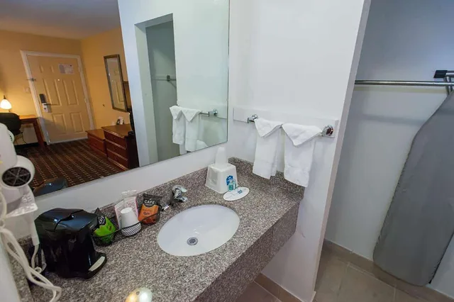 غرفة بسرير كينج للمدخنين، Travelodge by Wyndham Jackson North 9/10