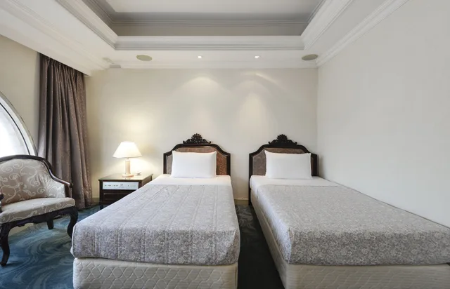 غرفة قياسية بسريرين منفصلين، Forbes Hotel 3/5