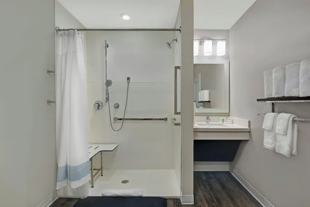 جناح بسرير كوين بغرفة نوم واحدة مع أريكة، TownePlace Suites by Marriott Jacksonville East 4/8