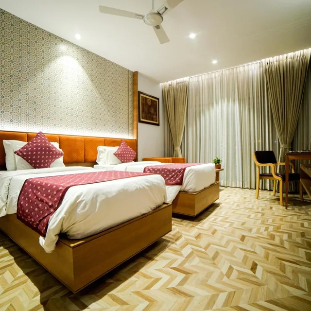 غرفة بريميوم، Surya Hotel 1/6