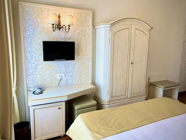 غرفة بسرير مزدوج بإطلالة على البحيرة بشرفة، Hotel Ristorante Gardesana 5/7