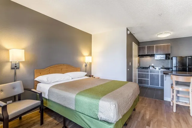 Standard, Queen Bed, Studio6 Albuquerque, NM - North 3/6