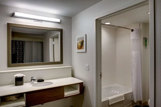 جناح استوديو بسرير كينج مع أريكة، Hampton Inn and Suites Vero Beach Downtown 1/2