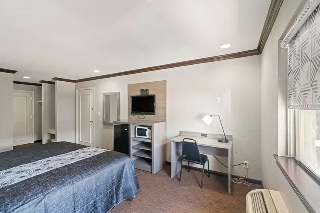 Comfortable, Guest Room, King Bed, Smoking، Americas Best Value Inn Brenham 6/8
