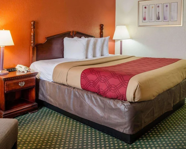 غرفة بسرير كينج للمدخنين، Econo Lodge Inn & Suites Philadelphia MS 2/4