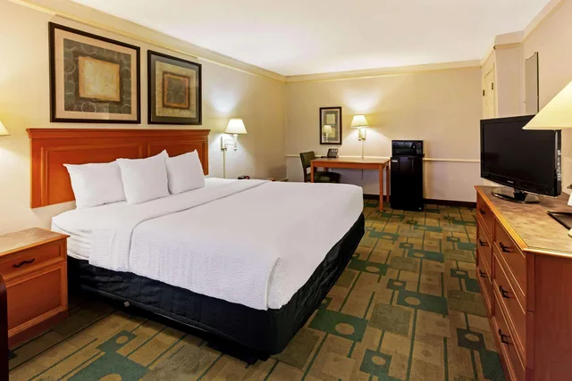 غرفة بسرير كينج، Rodeway Inn College Station, TX 1/3