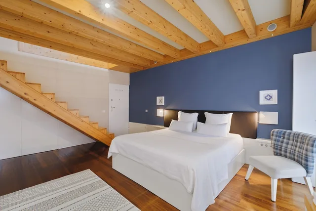 Loft, 1 King and 4 Single Beds, City View, Balcony, Extendall 6/10