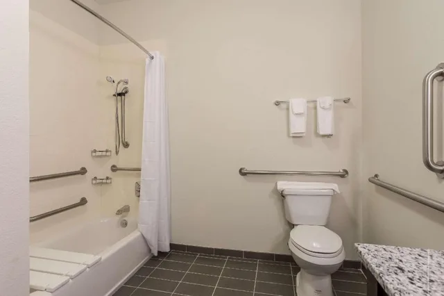 غرفة بسرير كينج بحوض استحمام لذوي الإعاقة، Sleep Inn & Suites Webb City 4/7
