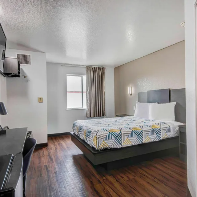 1 Queen Bed - Mob Acc RI Shwr Nsmk Micfridg، Motel6 San Antonio, TX - Sea World North 1/10