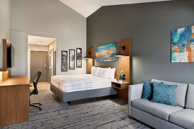 غرفة بسرير كينج بمطبخ صغير، La Quinta Inn And Suites by Wyndham Salem OR 3/5