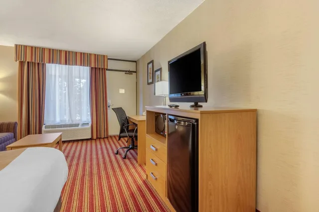 غرفة قياسية بسرير كينج للمدخنين، Quality Inn Exit 4 4/6