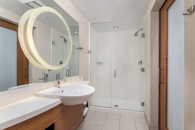 استوديو بسرير كينج بشرفة مع أريكة، Springhill Suites Chattanooga Downtown Cameron Harbor 2/4