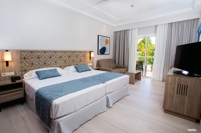 جناح جونيور بسريرين مزدوجين بشرفة مع أريكة، Hotel Riu Madeira 3/7