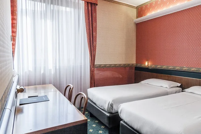 غرفة ثلاثية بثلاثة أسرّة، Hotel Des Etrangers 4/7