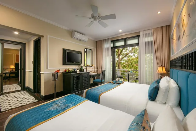 غرفة ديلوكس ثلاثية بسرير كينج وسرير فردي بإطلالة على المدينة، Golden Holiday Hoi An Hotel 1/10