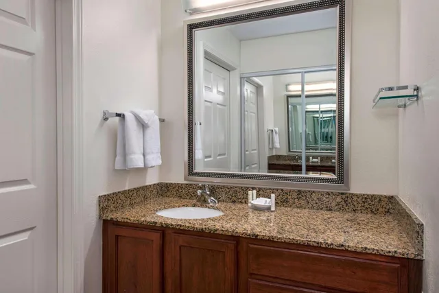 جناح بسرير كوين بغرفة نوم واحدة مع أريكة بحوض استحمام لذوي الإعاقة، Residence Inn Somerset 2/3