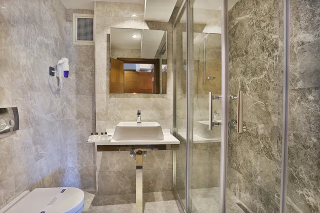 غرفة رباعية بسرير مزدوج وسريرين منفصلين، Grand Sagcanlar Hotel 8/9