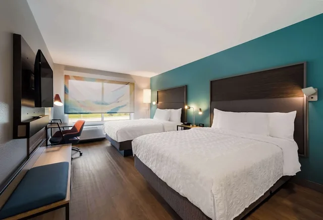 غرفة بسريرين كوين بحوض استحمام، Tru by Hilton Novi Detroit 1/3