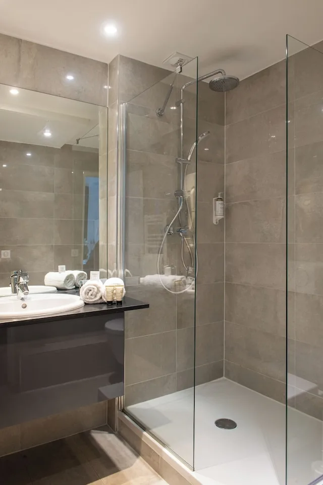 غرفة سوبيريور بسريرين منفصلين بإطلالة على الفناء، Hotel La Regence Etoile 4/4