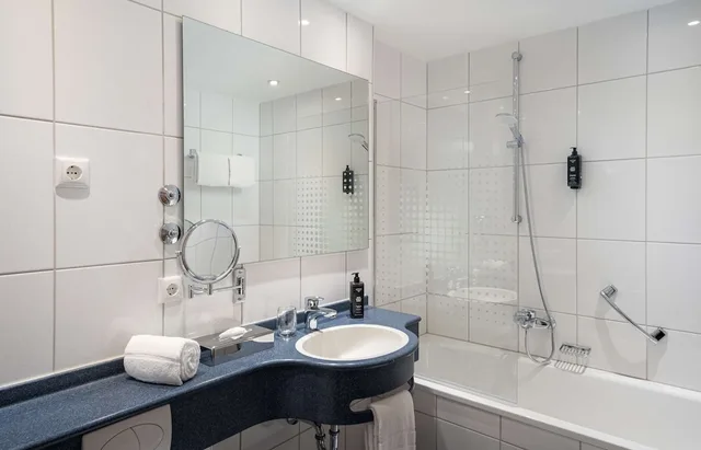جناح جونيور بسرير كينج مع أريكة، Maison Viktoria Augsburg 3/5