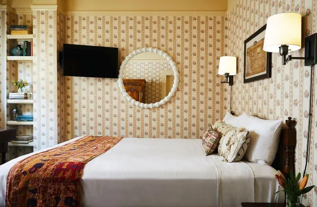 غرفة مريحة بسرير كوين، Petite Auberge 4/8