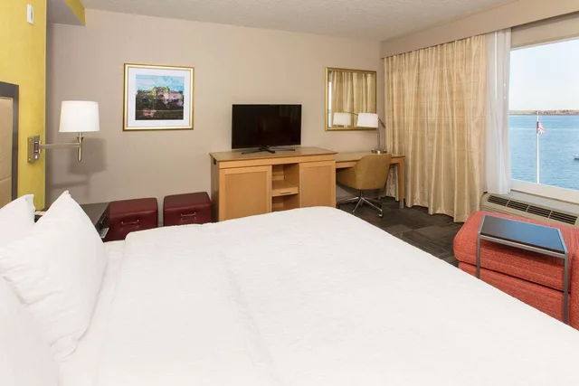 غرفة تنفيذية بسرير كينج بإطلالة على النهر، Hampton Inn Palatka 2/4