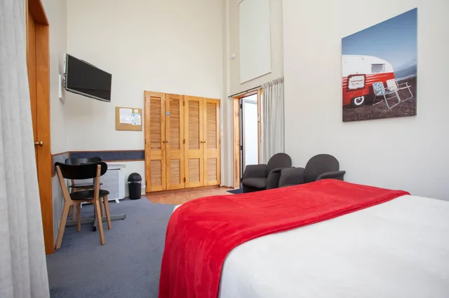 Upstairs, Studio, Queen Bed, Mountain View، Cascades Lakefront Motel 1/3
