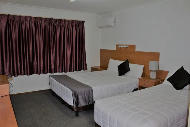 غرفة بسرير كوين وسرير فردي، Bridge View Motel 2/9