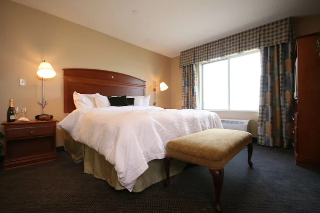 Suite, King Bed, Sofa, Kitchenette, Hampton Inn Rutland 2/5